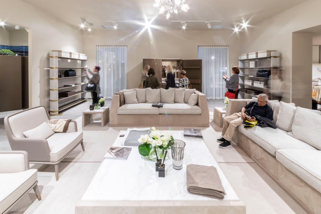 Stand personalizzato per fiere di colore bianco e interni in legno