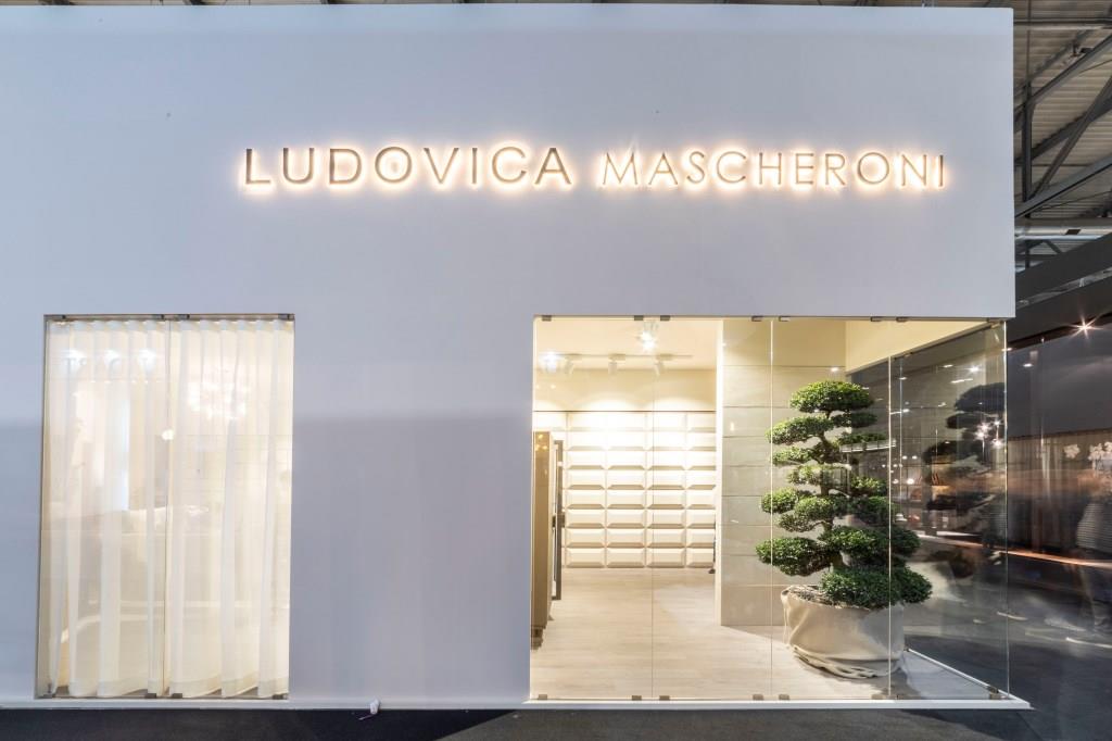 Stand personalizzato per fiere di colore bianco e interni in legno