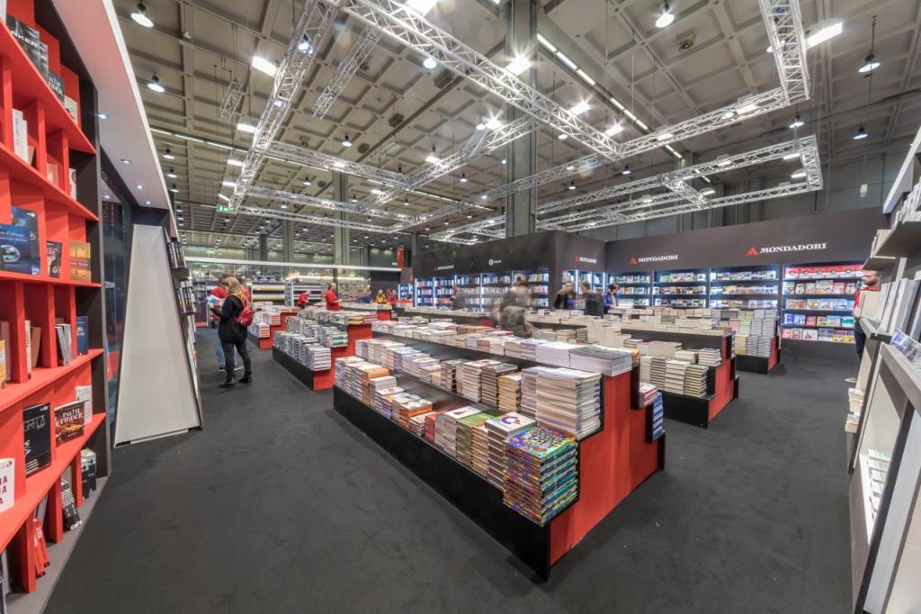 Interno stand personalizzato gruppo Mondadori